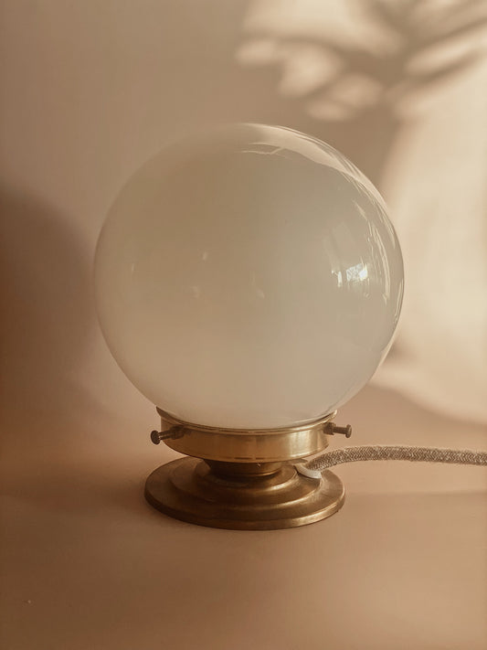 Lampe à poser globe en opaline blanc