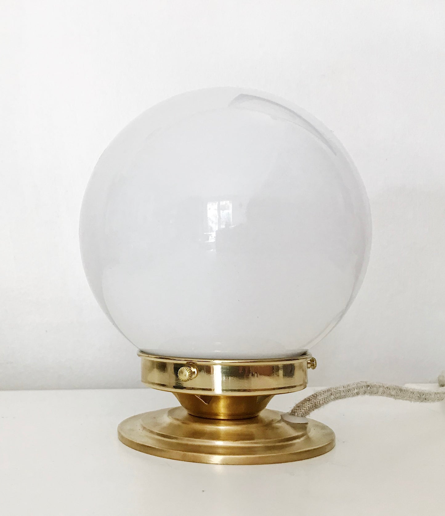 Lampe à poser globe en opaline blanc