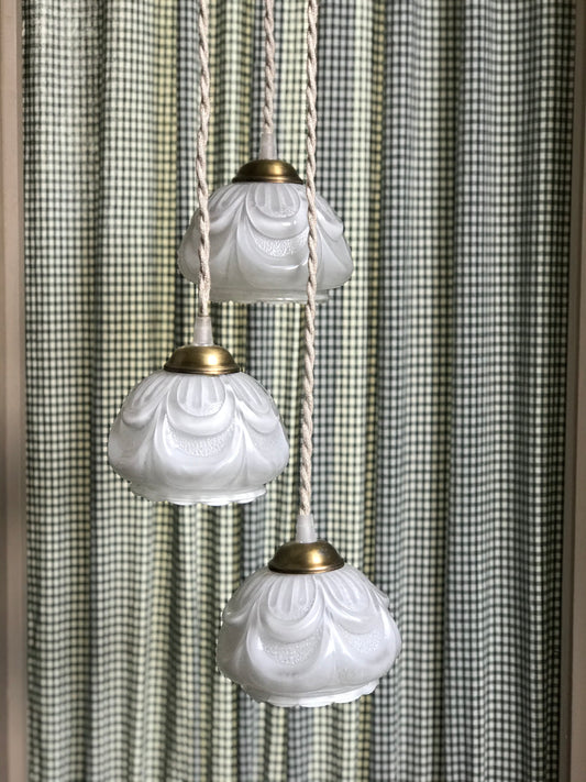 Lustre composé de trois globes