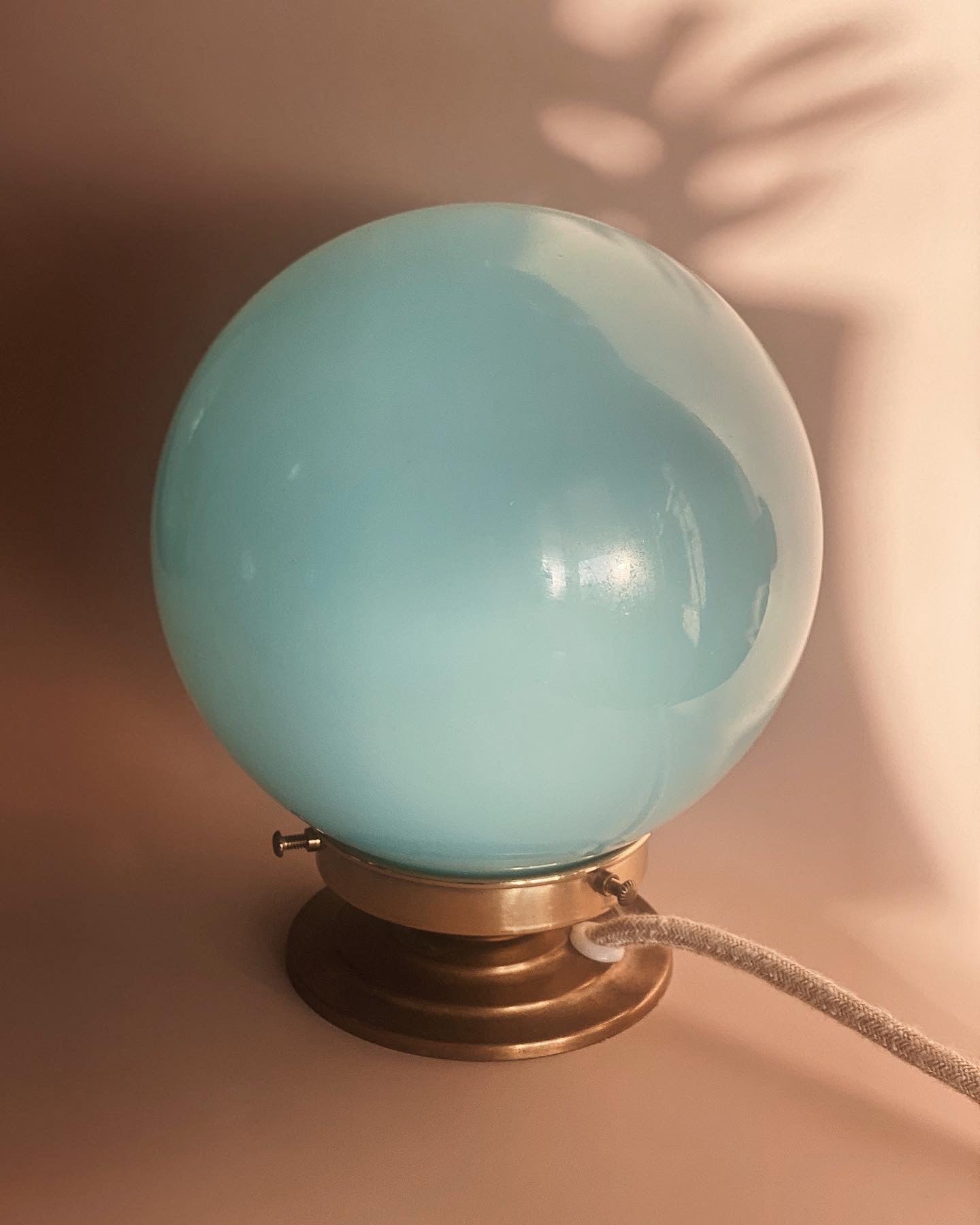 Lampe à poser globe bleu